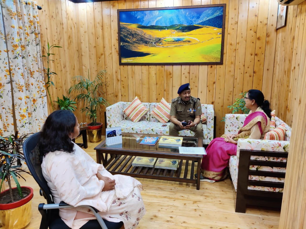 उत्तराखंड पुलिस महानिदेशक अशोक कुमार से महिला आयोग की अध्यक्ष कुसुम कंडवाल ने की  महिलाओ से सम्बंधित इस मुख्य मुद्दे पर वार्ता