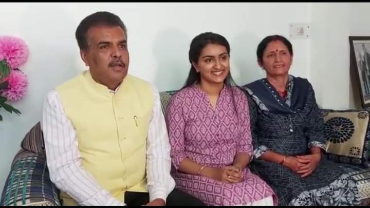 पिथौरागढ़ की डॉ दीक्षा जोशी ने की यूपीएससी परीक्षा में ऑल इंडिया स्तर पर 19 वी रैंक हासिल, भाजपा के प्रदेश प्रवक्ता सुरेश जोशी की पुत्री है दीक्षा