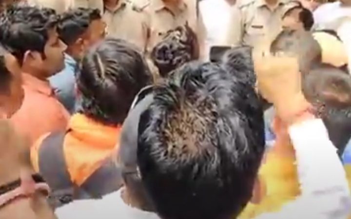 यमकेश्वर : यशपाल नेगी के हत्या के आरोपियों की जल्द गिरफ्तारी की मांग को लेकर किया लक्ष्मणझूला थाना घेराव