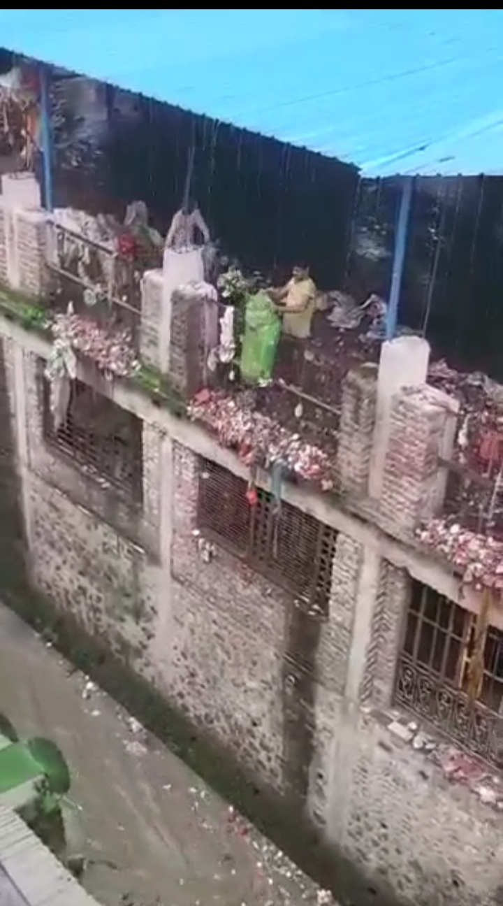 नीलकंठ मंदिर के मधुमती और पंकजा नदी के संगम पर डाला जा रहा है कांवड़ के बाद का कूड़ा, देखिए वायरल वीडियो