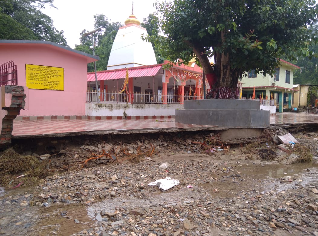 यमकेश्वर : उत्तर प्रदेश के मुख्यमंत्री योगी आदित्यनाथ ने इस मंदिर मे की थी पूजा अर्चना, आपदा के बाद की मंदिर के परिसर की भयावह तस्वीरें,