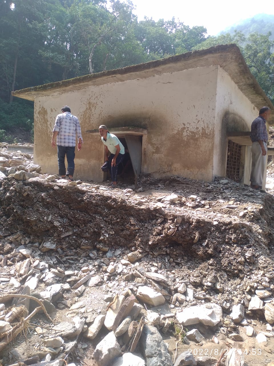 आपदा में फलदाकोट पंपिंग योजना क्षतिग्रस्त होने से डेढ़  दर्जन से अधिक गाँव और कई विद्यालयों में पानी कि आपूर्ति ठप्प