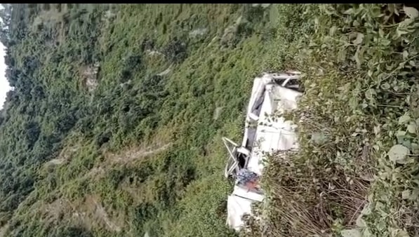 दुखद समाचार :  घण्डालू रोड़ पर गूम गाँव की सरहद में एक मैक्स गाड़ी दुर्घटनाग्रस्त, वाहन चालक की  मौके पर ही मौत, एक अन्य घायल