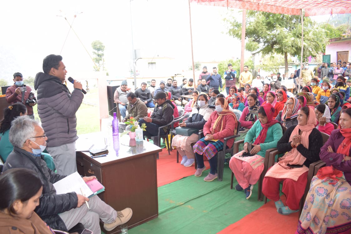 सुशासन दिवस पर डॉ. आर. राजेश कुमार ने लगाई रुद्रप्रयाग के ग्राम क्वांली में चौपाल, कहा अंतिम पायदान पर खड़े व्यक्ति तक सरकार की योजनाओं को पहुंचाना लक्ष्य