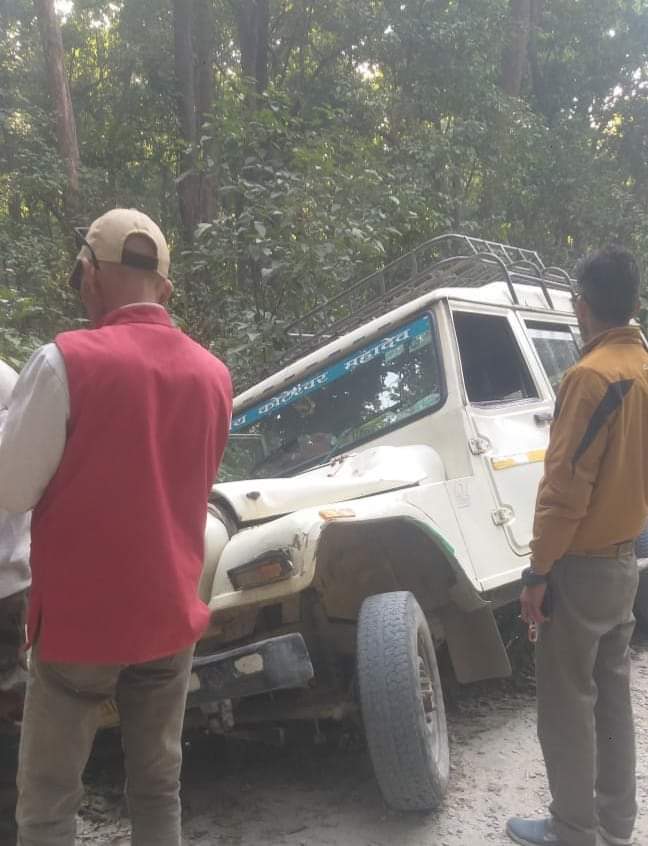 किमसार कौड़िया मार्ग पर मैक्स वाहन पर हाथी हुआ हमलावार, सभी सवारी सुरक्षित