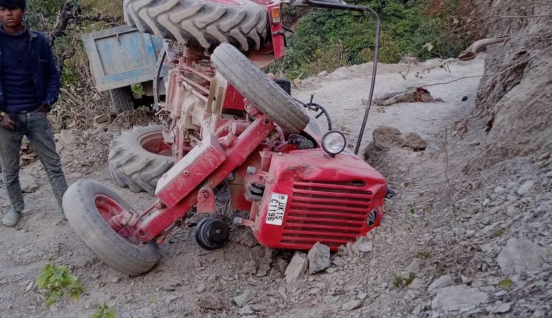 नौगांव बुकण्डी निर्माणाधीन मोटर मार्ग पर ट्रैक्टर ट्राली के खाई में गिरने से एक मजदूर की मौत दो घायल