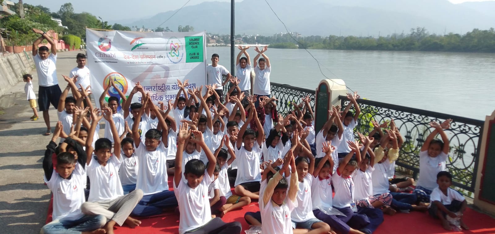 गंगा नदी के तट पर योग कार्यक्रम का आयोजन