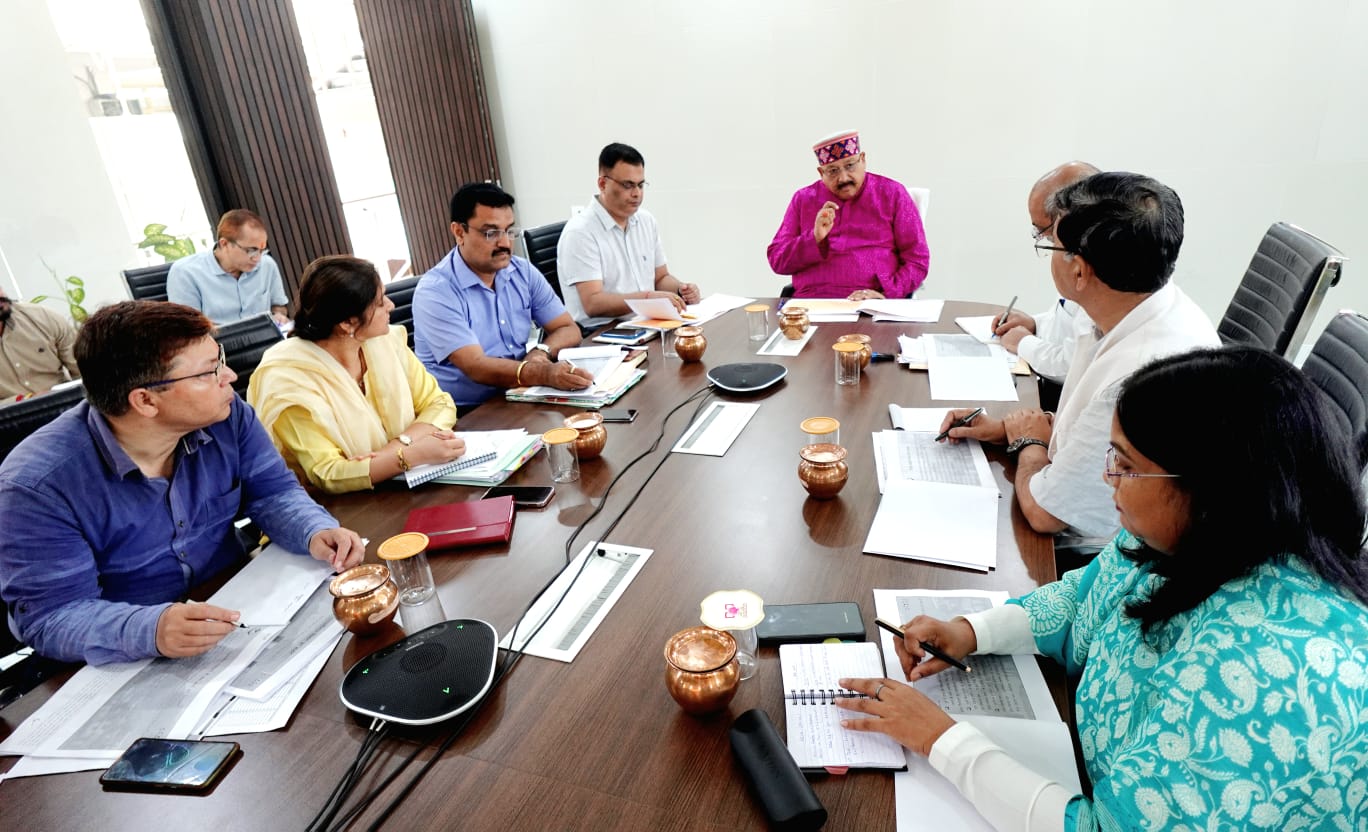पंचायती राज मंत्री सतपाल महाराज द्वारा निदेशालय पंचायतीराज में वरिष्ठ विभागीय अधिकारियों के साथ समीक्षा बैठक