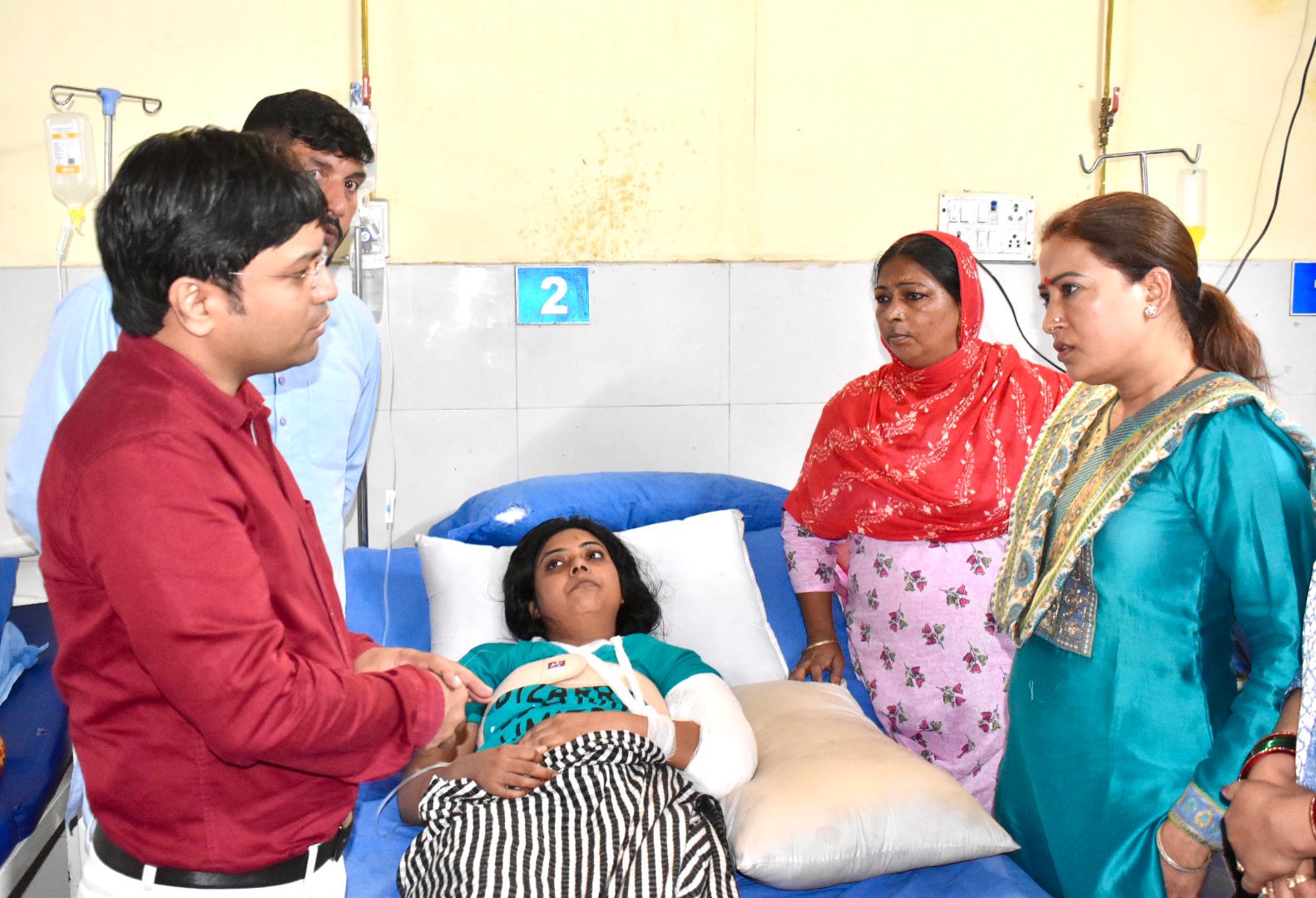 कैबिनेट मंत्री रेखा आर्या ने काशीपुर पहुंचकर सड़क हादसे में घायल श्रमिकों का जाना हालचाल,डॉक्टरों को दिए घायलों के समुचित इलाज करने के निर्देश