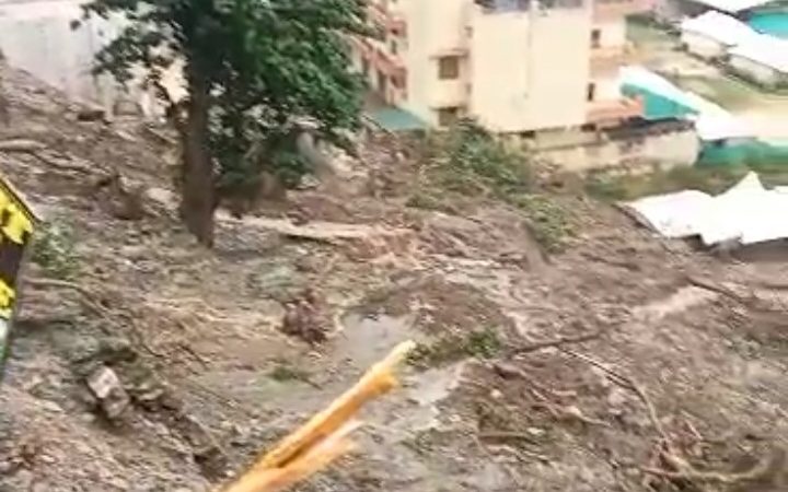 यमकेश्वर में मूसलाधार बारिश ने मचाई तबाही,  ग्राम जोगियाना के रवाड़ा तोक में दबा रिसाॅर्ट 4-5 लोंगो की मलवे में दबने की आशंका 