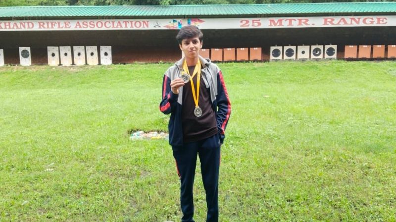 यमकेश्वर का उभरता हुआ निशानेबाज आदर्श भट्ट ने 18वीं उत्तराखंड इंटर स्कूल/कालेज निशानेबाज़ी प्रतियोगिता में  रजत पदक जीता