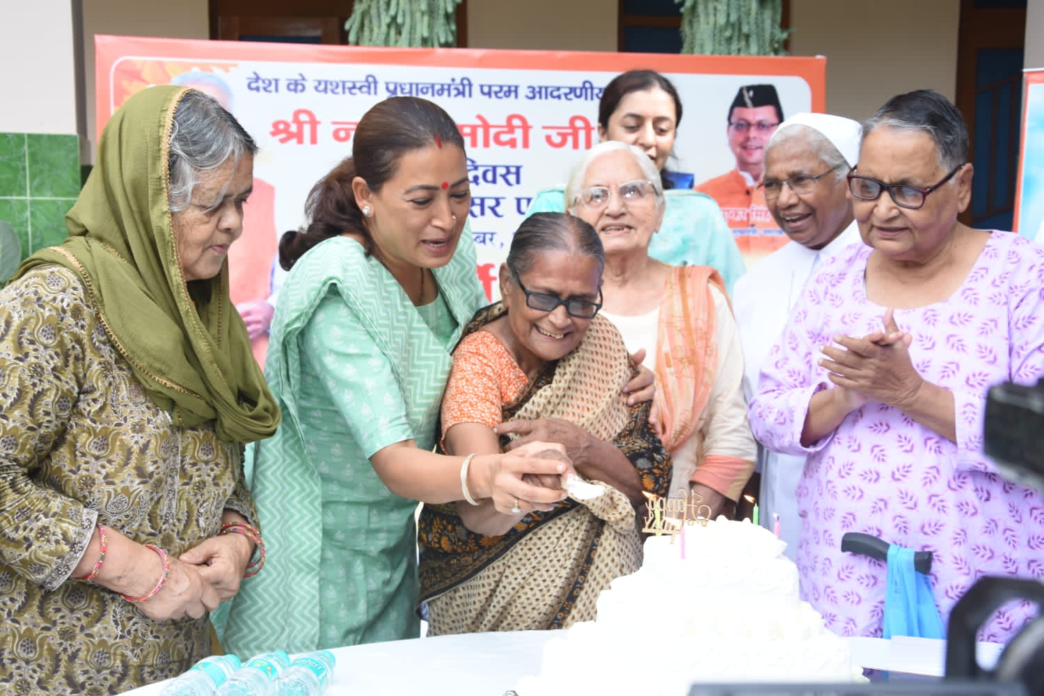 कैबिनेट मंत्री ने वृद्धाश्रम पहुंचकर मनाया प्रधानमंत्री नरेन्द्र मोदी का जन्मदिन