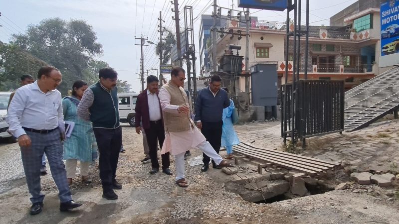 शहरी विकास मंत्री डॉ प्रेमचंद अग्रवाल ने स्मार्ट रोड परियोजना के अंतर्गत आराघर चौक से प्रिंस चौक तक निर्माण कार्य का निरीक्षण