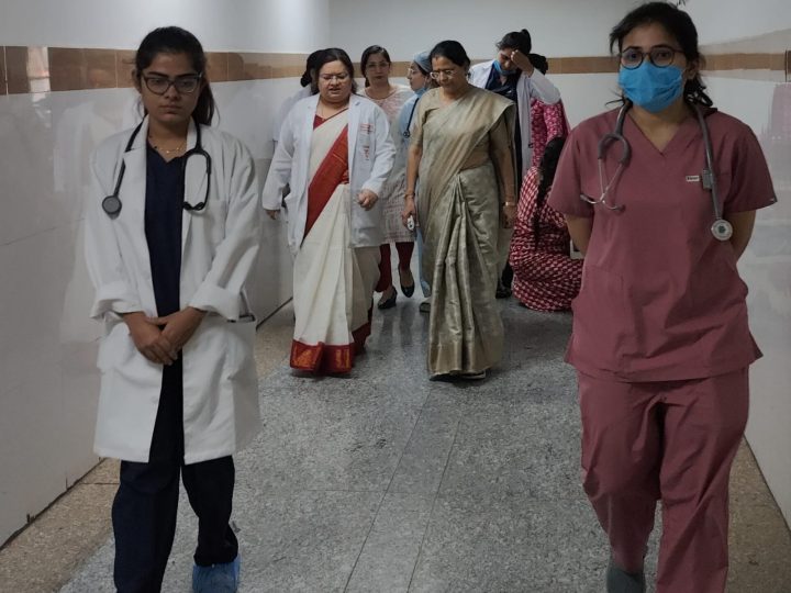 उत्तराखंड राज्य महिला आयोग की अध्यक्ष कुसुम कंडवाल ने दून अस्पताल पहुंचकर पुरोला रेप पीड़ित छात्रा से की मुलाकात