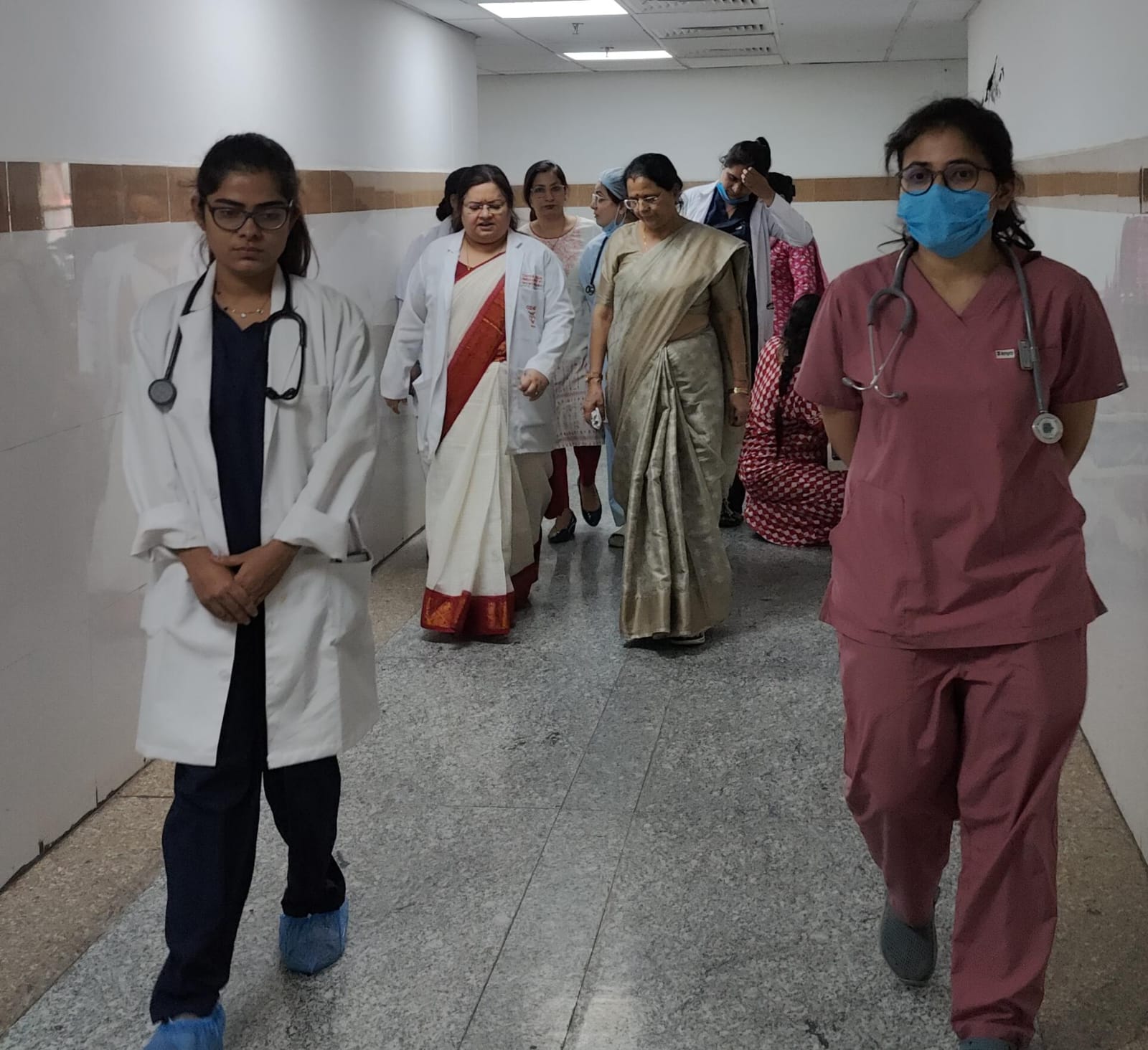 उत्तराखंड राज्य महिला आयोग की अध्यक्ष कुसुम कंडवाल ने दून अस्पताल पहुंचकर पुरोला रेप पीड़ित छात्रा से की मुलाकात