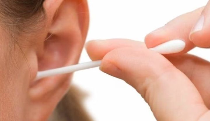 कान में इंफेक्शन होने पर दिखते हैं ये लक्षण, जानिए घर में वैक्स को क्लीन करने का सही तरीका